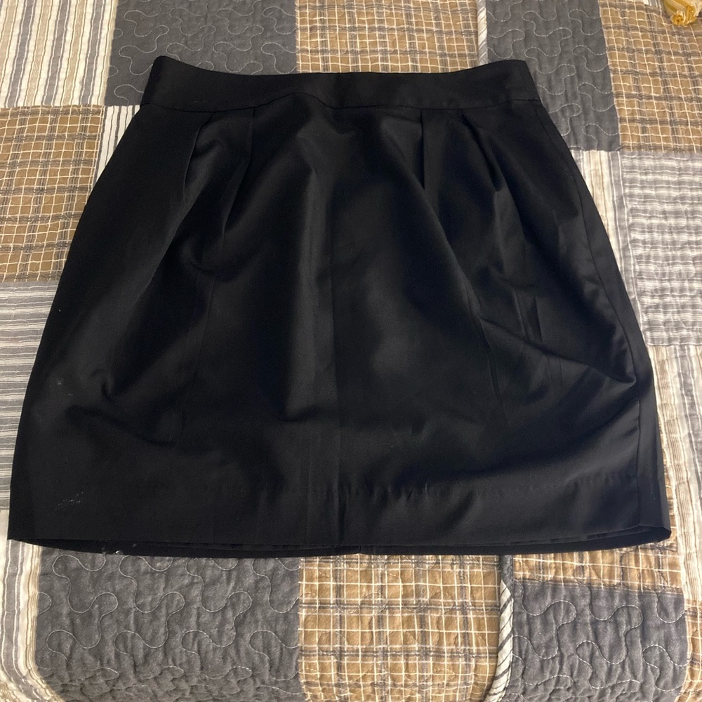 Banana Republic black skirt, zip back, size 4.